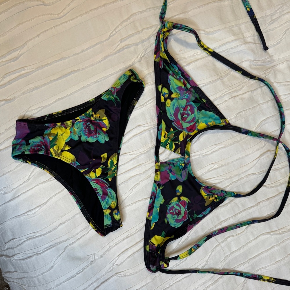 Fleo Bikini Small bottoms and medium top